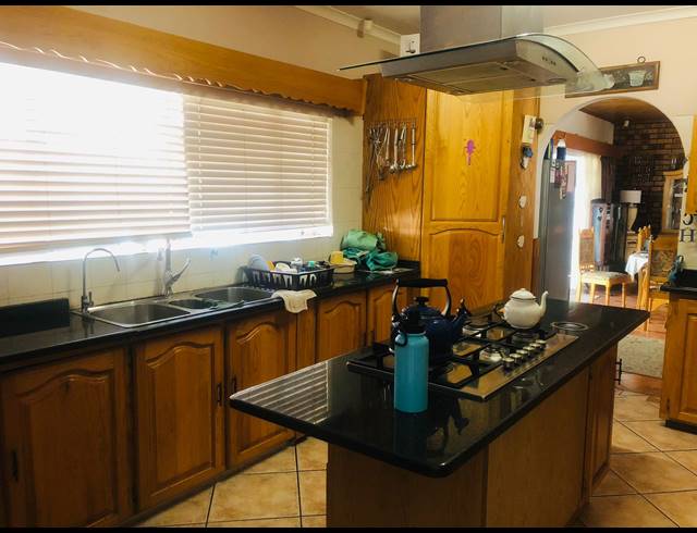 5 BEDROOM HOUSE FOR SALE IN PROTEA PARK